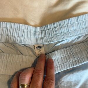 Lot of 4 GUC women’s pull in linen shorts.